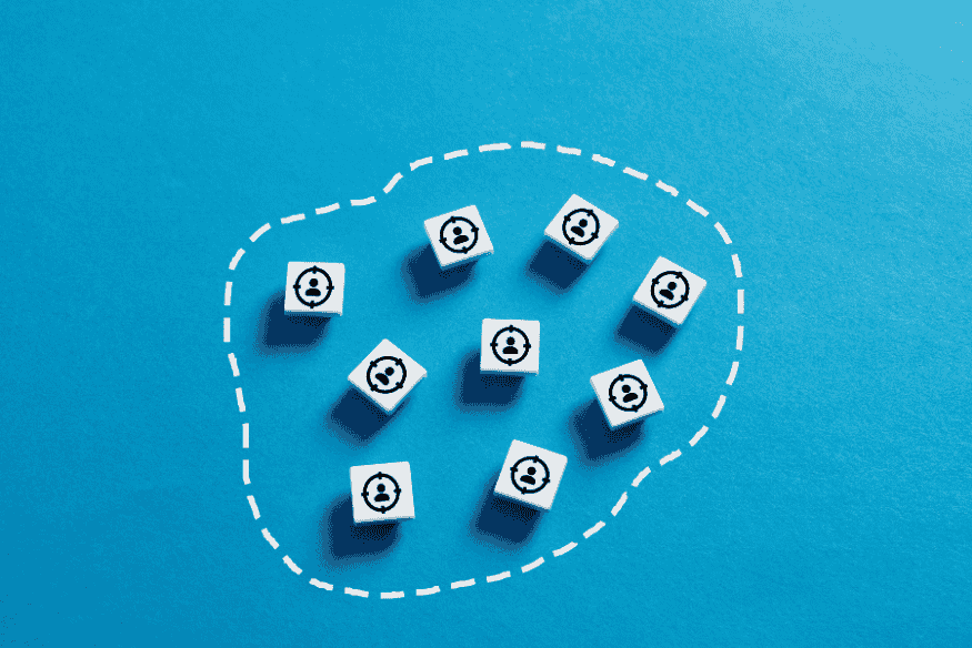 Cubos com ícones de dinheiro dentro de círculo pontilhado, representando a análise entre acordo parcelado e quitação à vista para sair do negativo.