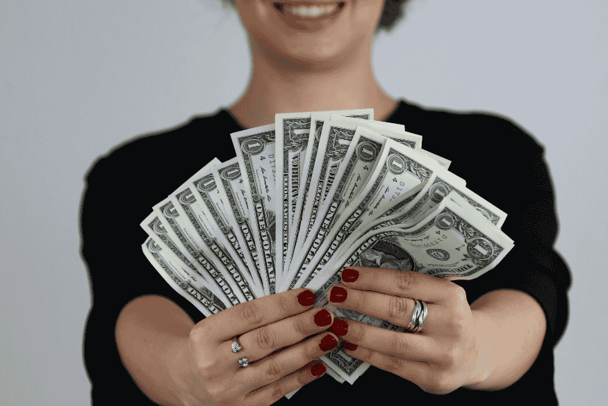 Antecipação do FGTS: trabalhador recebendo dinheiro adiantado através de operação de crédito no Brasil