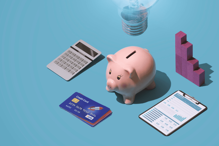 Cofrinho rosa cercado por calculadora, cartão de crédito e gráficos financeiros, representando como a tecnologia e os aplicativos de finanças ajudam a melhorar o score de crédito.