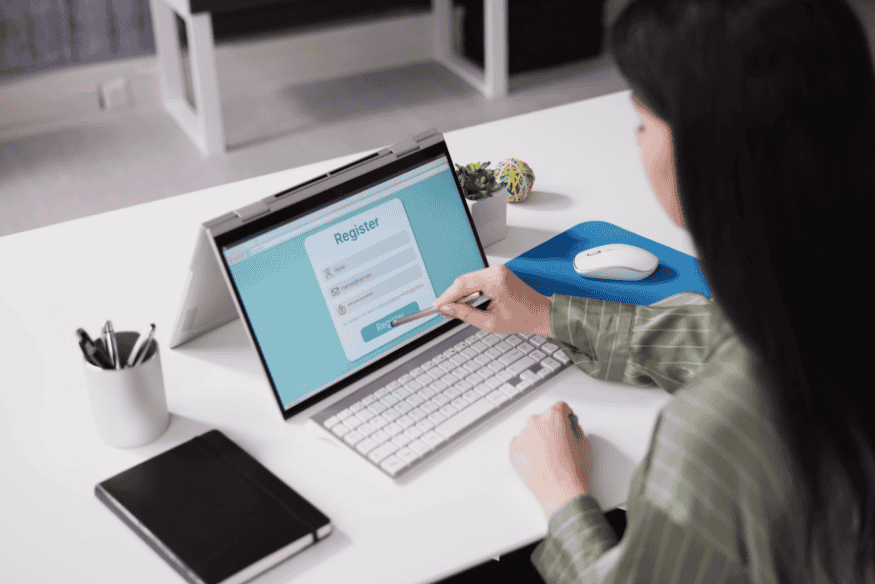 Pessoa registrando dados em um site, ilustrando o processo de ativação do Cadastro Positivo online.