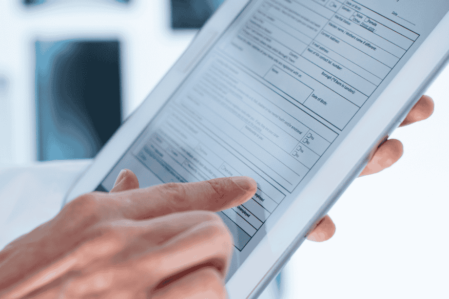 Pessoa atualizando ou ajustando informações em um dispositivo digital, ilustrando o processo de correção de dados no Cadastro Positivo.