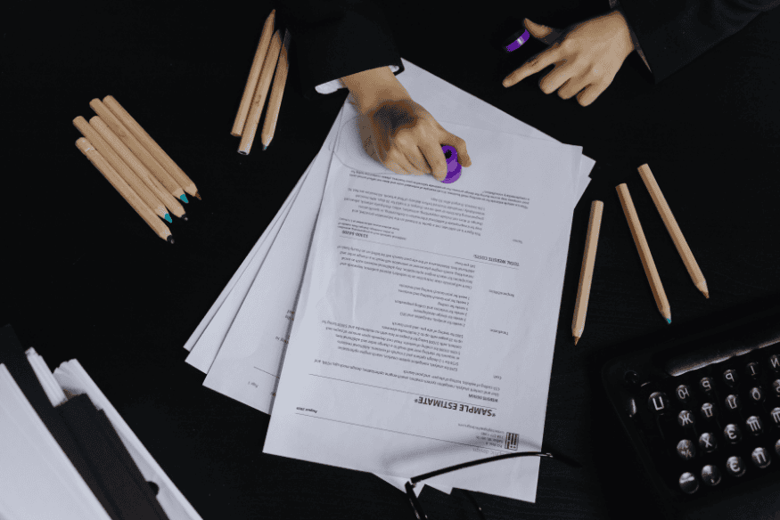 Conclusão: A Importância Estratégica de Manter Comprovantes e Cartas de Quitação para uma Vida Financeira Segura

A jornada para a saúde financeira não termina com o último boleto pago. Pelo contrário, ela se solidifica com a proatividade em obter e o zelo em guardar os documentos que atestam sua adimplência. A carta de quitação de dívida, juntamente com todos os comprovantes de pagamento, são mais do que meros papéis; eles são o seu escudo legal, a prova irrefutável do seu compromisso e da sua responsabilidade financeira.