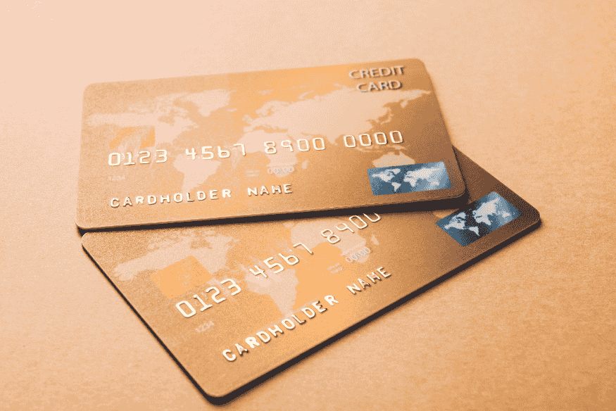 Cartões de crédito adicionais ilustrando como funciona a centralização da fatura e os impactos no limite e no score