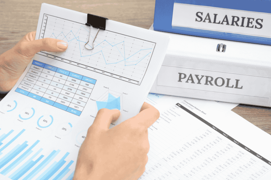 Relatórios de salários e folha de pagamento usados para explicar como funciona o cartão de crédito consignado