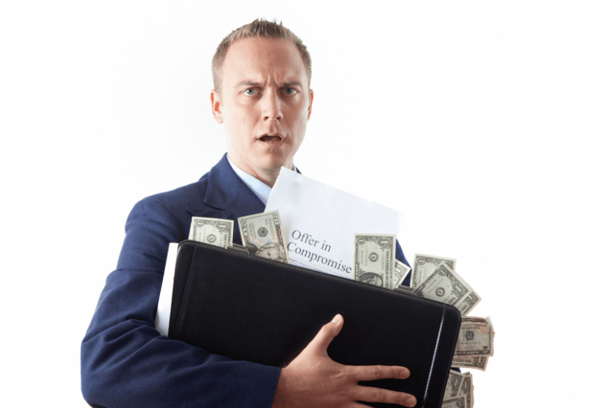 Homens com pasta cheia de dinheiro simbolizando os riscos ocultos do cartão de crédito consignado