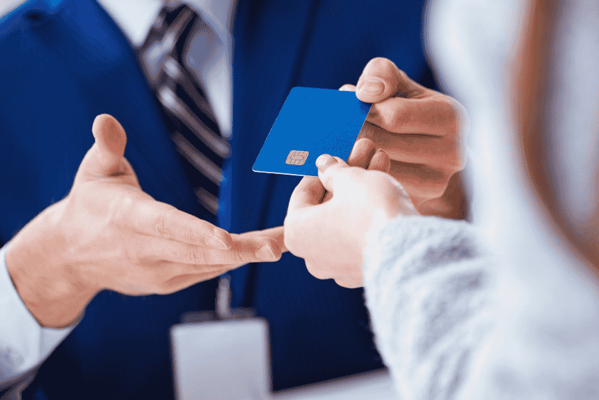 Entrega de cartão consignado para cliente com score baixo, opção com aprovação facilitada e segurança para o banco