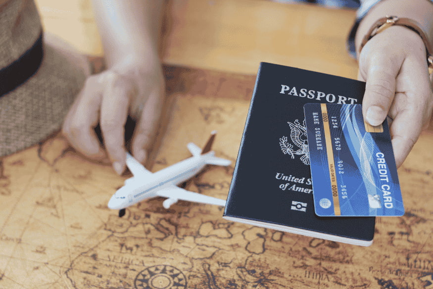 Cartão de crédito e passaporte juntos, representando vantagens dos melhores cartões para viagem internacional com seguros e milhas