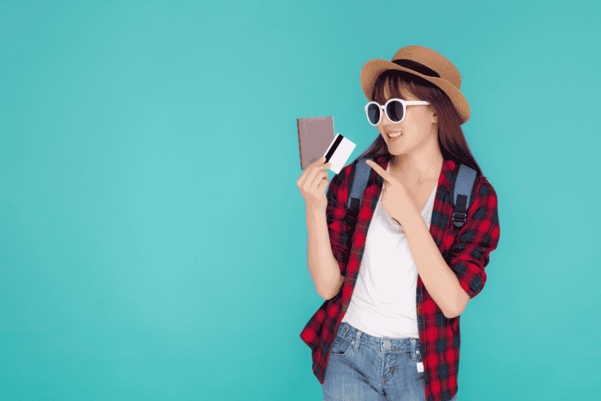 Viajante segurando cartão pré-pago internacional e passaporte, ideal para controlar gastos no exterior
