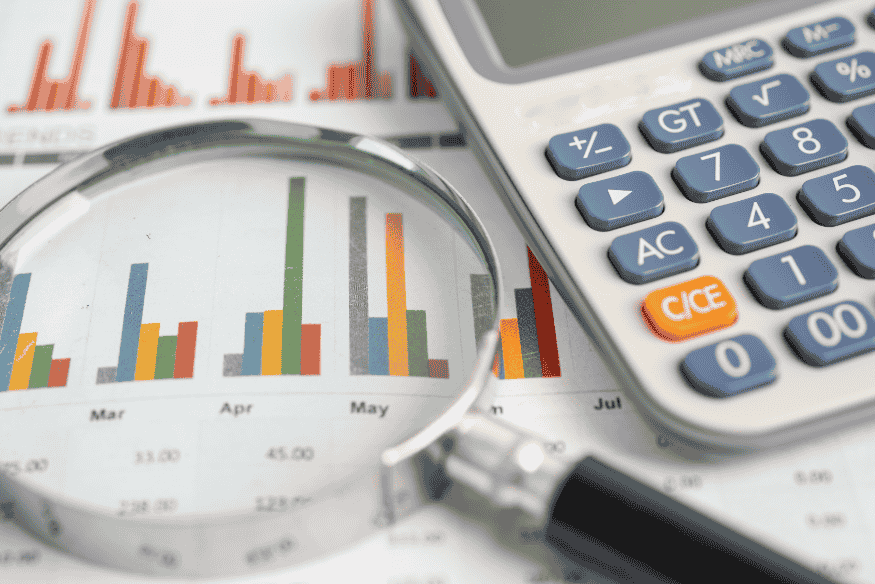 Análise financeira com gráficos e calculadora representando escolha inteligente de cartão de crédito sem anuidade