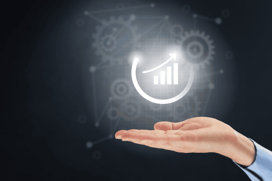 Benefícios unificados de segurança financeira representados por gráfico de crescimento em mãos, simbolizando cartões virtuais e carteiras digitais