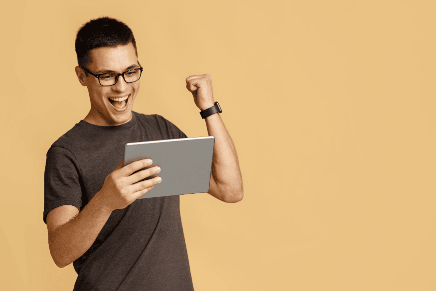 Homem comemorando escolha do melhor benefício entre cashback e milhas no cartão de crédito