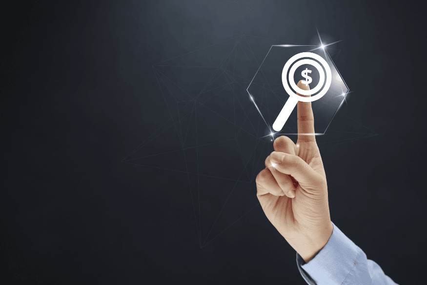 Mão tocando ícone digital de lupa com símbolo de dinheiro, representando a identificação de cobranças indevidas e o controle financeiro.