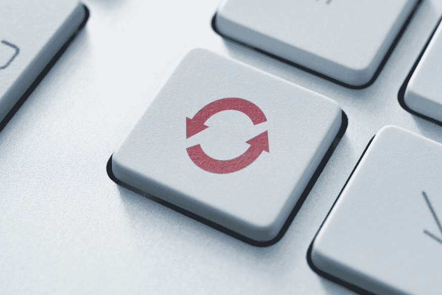 Tecla de atualização representando a importância de manter os dados de renda atualizados para aumentar o limite do cartão de crédito