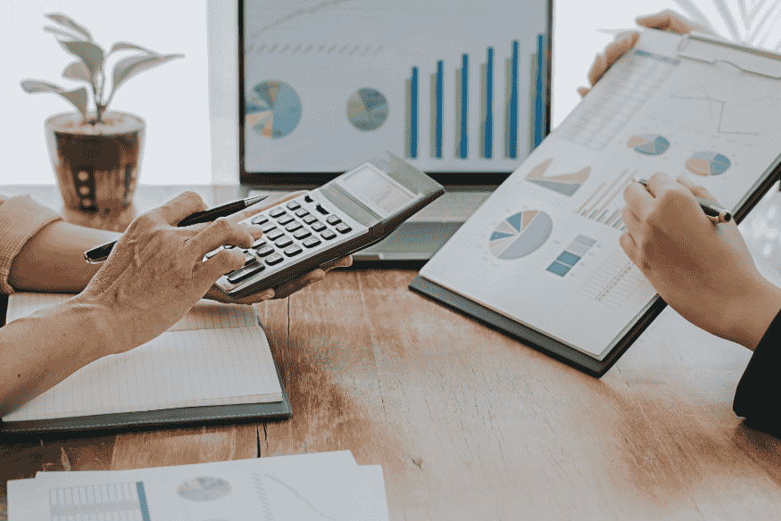 Planejamento financeiro com gráficos e cálculos para aumentar o limite do cartão de crédito com segurança