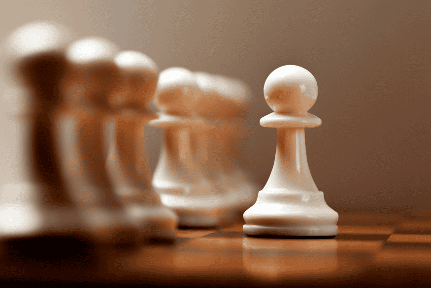 Peça de xadrez em destaque representando estratégia e planejamento financeiro para avaliar a situação atual antes de sair do vermelho.