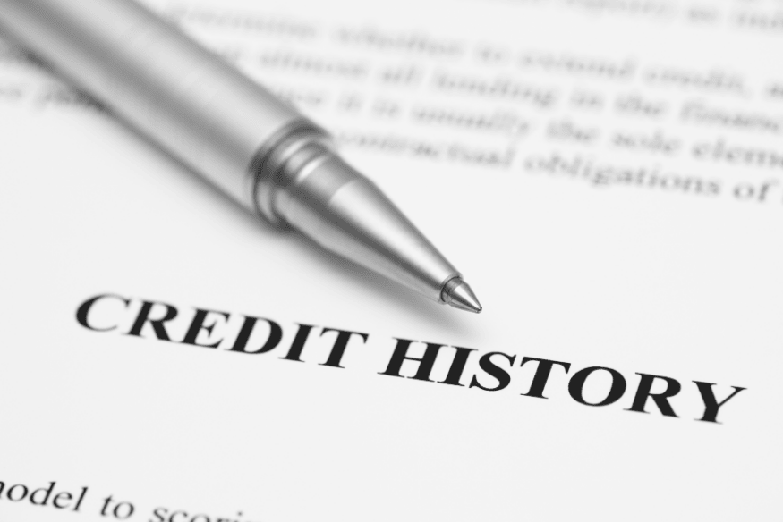 Caneta sobre documento destacando a frase "CREDIT HISTORY", simbolizando a importância de construir e gerenciar seu histórico de crédito.