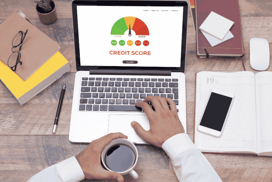 Tela de laptop exibindo gráfico de score de crédito, simbolizando a importância de acompanhar e melhorar seu histórico de crédito para alcançar estabilidade financeira.