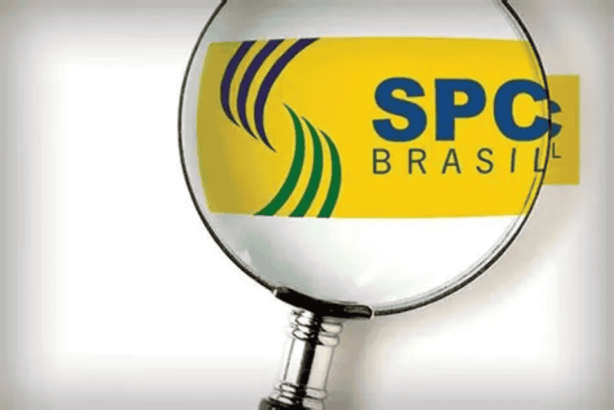 Logo do SPC Brasil ampliado por uma lupa, representando a análise de dívidas ativas e histórico de crédito no Serviço de Proteção ao Crédito.