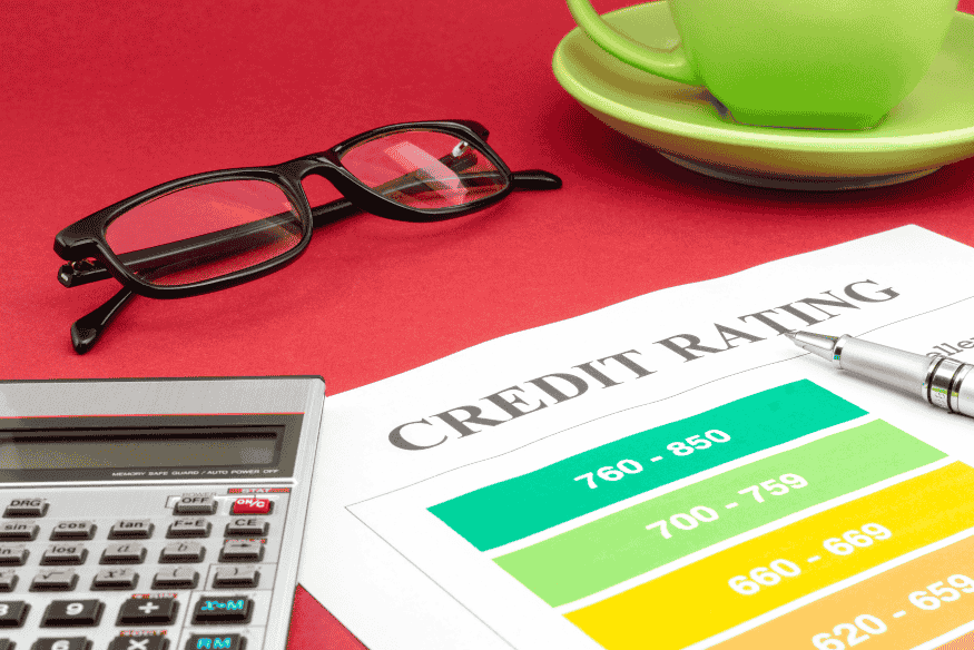 Tabela de score de crédito com faixas de pontuação coloridas usada para avaliar risco financeiro do consumidor.