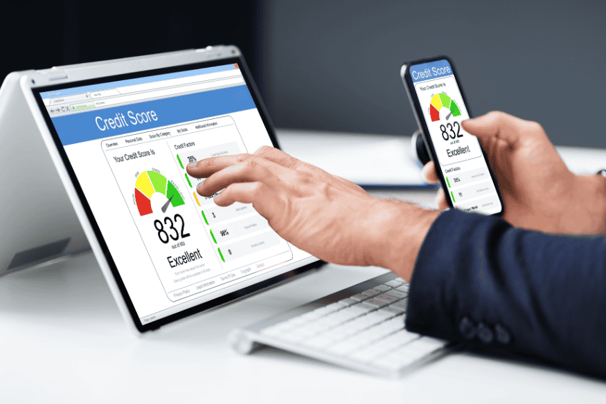 Pessoa consultando o score de crédito em dispositivos móveis e tablet, com pontuação excelente de 832.