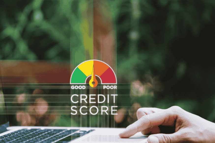 Medidor de score de crédito exibindo a faixa de "Good" a "Poor", representando o impacto das consultas no seu score.