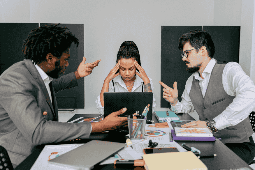Clientes discutindo com preocupação sobre contestação de compra no cartão de crédito e processo de chargeback