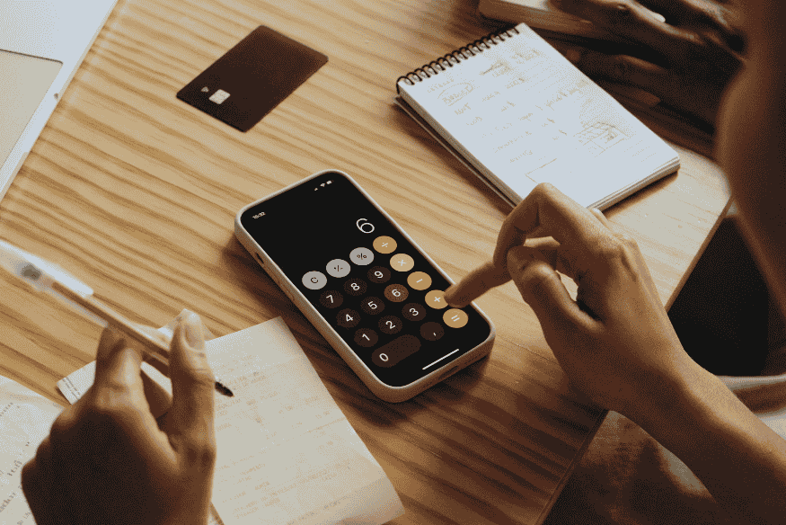 Pessoa calculando estratégias para sair do crédito rotativo do cartão de crédito