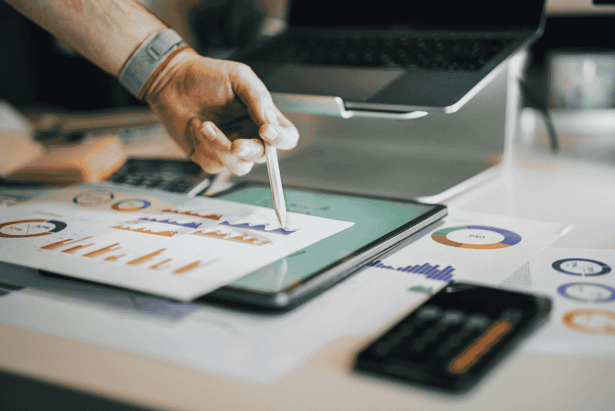 Análise de gráficos financeiros representando o cálculo do Custo Efetivo Total (CET) em empréstimos e financiamentos