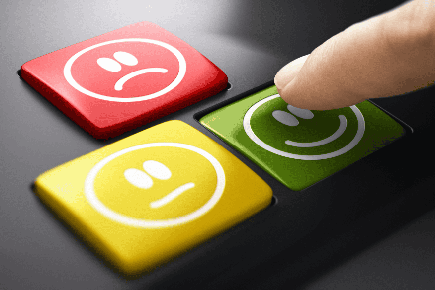 Dedo pressionando botão verde com rosto sorridente, simbolizando o impacto positivo do débito automático no pagamento de contas e na melhoria do score de crédito.