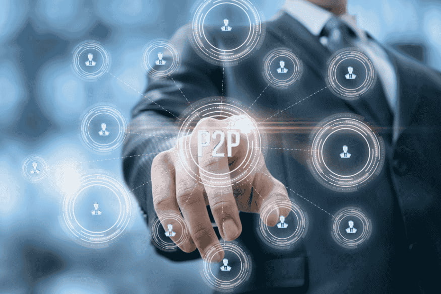 Homem tocando ícone digital de P2P em uma interface tecnológica, representando o funcionamento das plataformas de empréstimo peer-to-peer no Brasil.