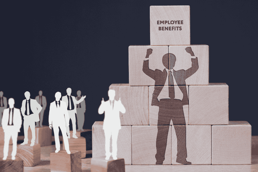 Blocos de madeira formando pirâmide com silhueta de profissional vitorioso e texto “Employee Benefits”, representando as vantagens mútuas do P2P Lending para tomadores e investidores.