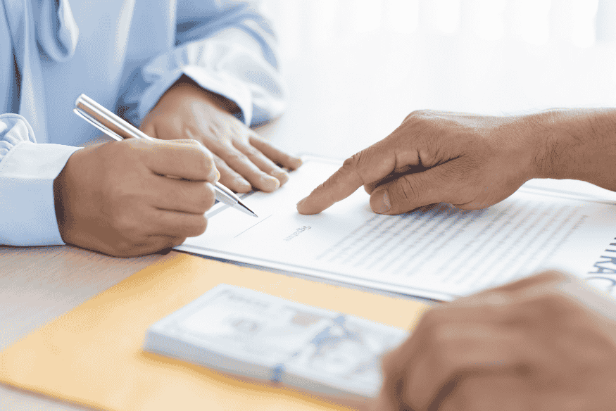 Assinatura de contrato de empréstimo em cooperativa de crédito com dinheiro disponível