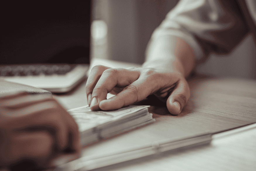 Entrega de dinheiro em empréstimo para negativados com foco em segurança financeira