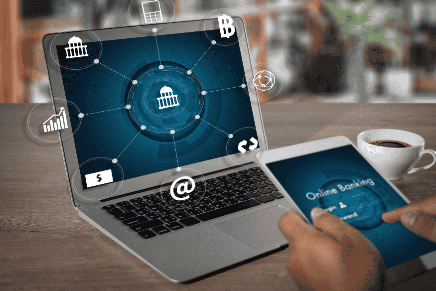 Interface de banco digital no computador e celular, representando critérios para escolher o melhor banco digital para cartão de crédito