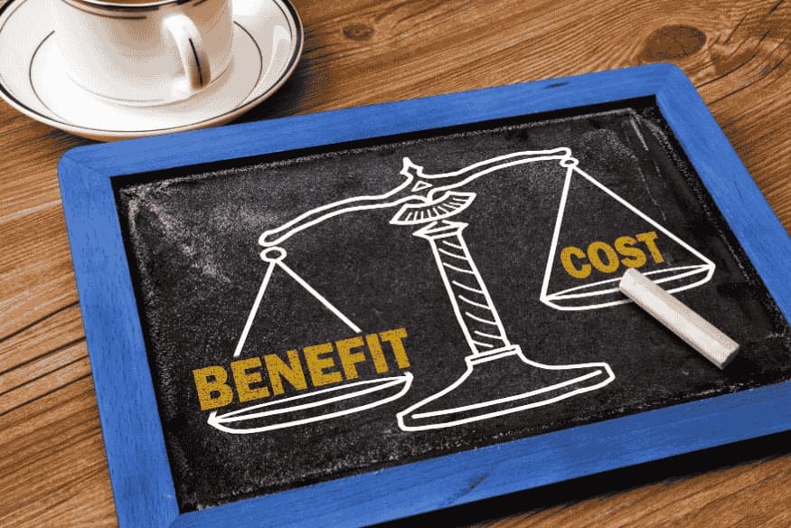 Análise de custo-benefício da anuidade do cartão de crédito representada por balança comparando benefícios e custos