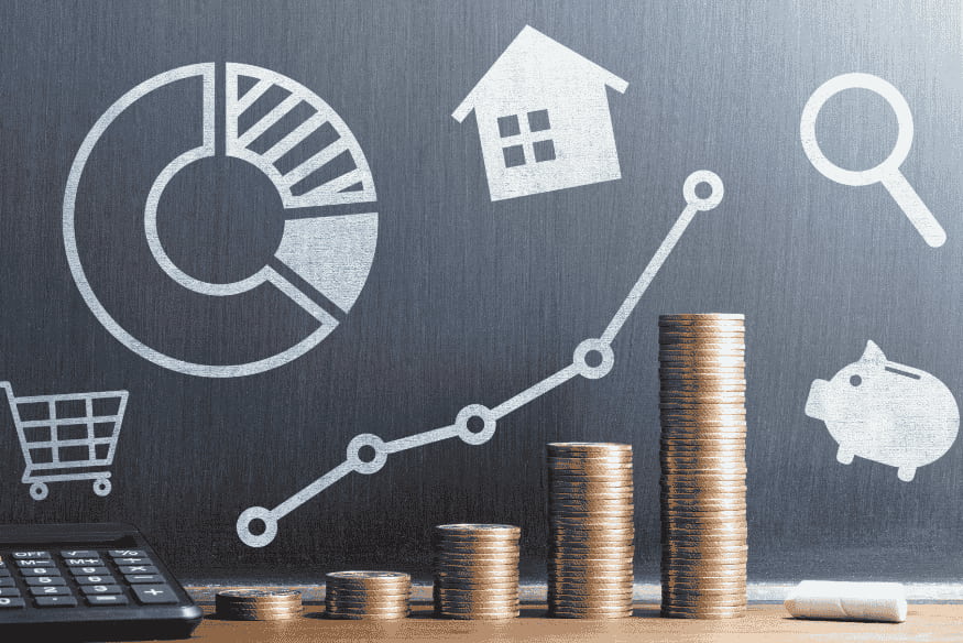 Controle financeiro representado por pilhas de moedas em crescimento e ícones de consumo e investimento