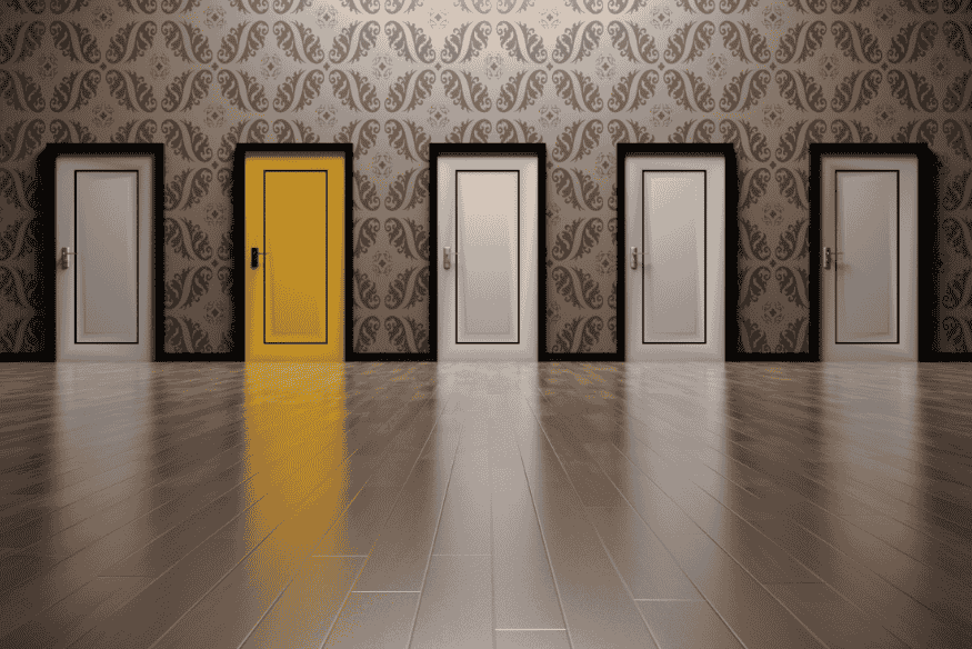 Portas simbolizando diferentes escolhas financeiras entre parcelar a fatura ou usar o crédito rotativo no cartão