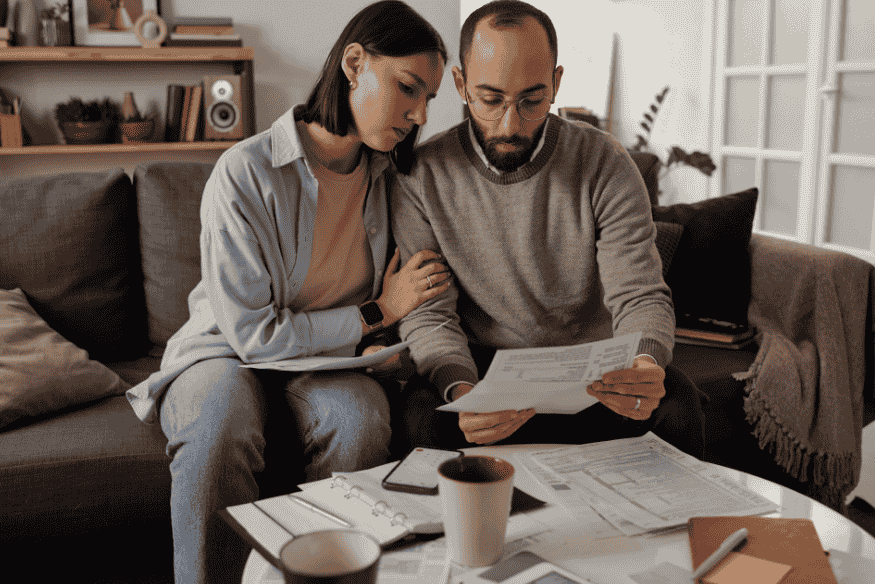 Casal analisando contas e planejamento financeiro, refletindo sobre uso responsável do Pix no cartão de crédito