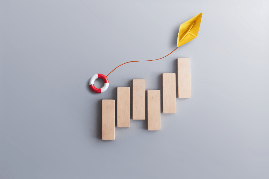 Gráfico em barras com barco de papel amarelo subindo e boia de salvamento, simbolizando recuperação financeira e quitação de dívidas de forma estratégica.