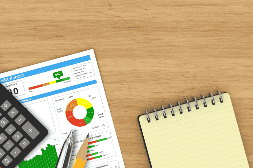 Relatório de crédito detalhado com gráficos sobre o score de crédito, indicando a importância de monitorar sua pontuação para obter financiamento.