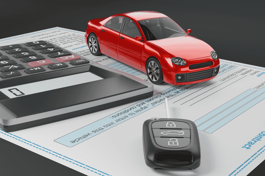 Modelo de carro vermelho sobre contrato de financiamento com uma calculadora e chave, simbolizando a relação entre o score de crédito e a aprovação de financiamento de veículos.