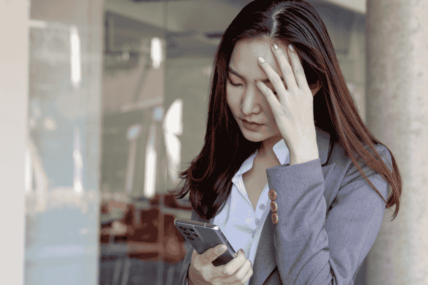 Pessoa corrigindo informações no formulário digital, simbolizando a importância de manter dados cadastrais atualizados para não prejudicar o score de crédito.