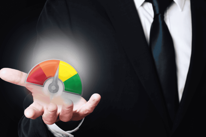 Medidor de score de crédito representado por uma pessoa, simbolizando a importância de monitorar e impulsionar sua pontuação financeira.