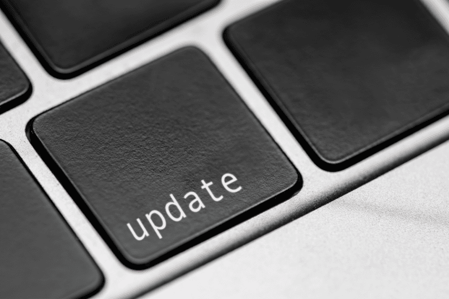 Tecla de computador com a palavra “update”, simbolizando a importância de manter os dados cadastrais atualizados para fortalecer o score de crédito de MEIs e autônomos.