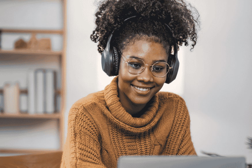 Pessoa utilizando simulador de empréstimo online para calcular parcelas e tomar decisão financeira inteligente