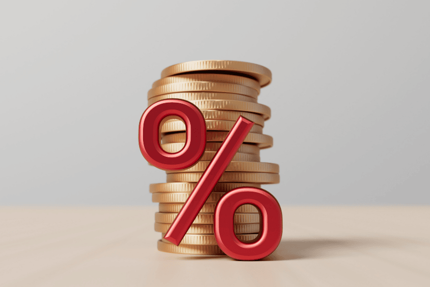 Pilha de moedas com o símbolo de porcentagem, simbolizando a relação entre o limite de crédito utilizado e a taxa de utilização do crédito.