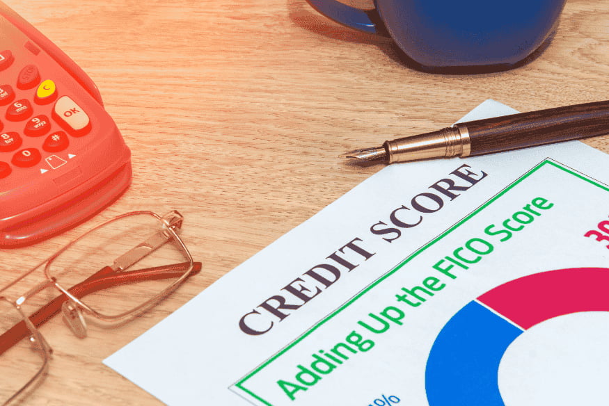 Gráfico ilustrando a composição do FICO Score, com documentos financeiros e uma calculadora, simbolizando a análise do impacto do limite de crédito no score.