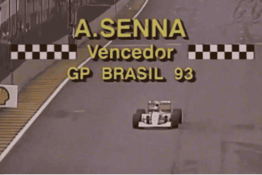 Ayrton Senna cruzando a linha de chegada como vencedor do GP do Brasil de 1993.