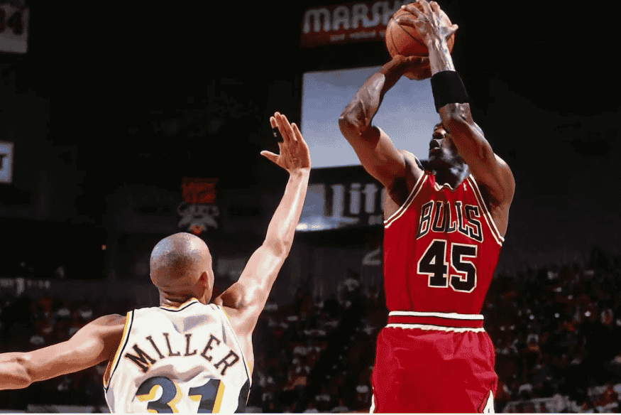 Michael Jordan arremessando sob marcação de defensor do Indiana Pacers.