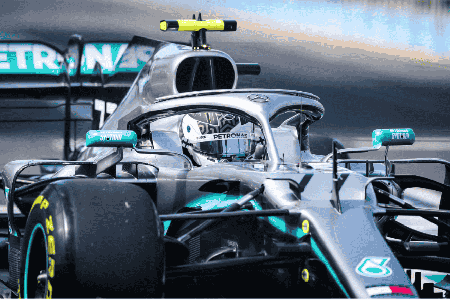 Carro da Mercedes com Halo em destaque, pilotado em circuito de Fórmula 1 moderno.